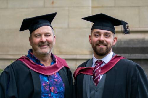 C&eacute;r&eacute;monie refus&eacute;e pour 115$ impay&eacute;s: un p&egrave;re gradue avec son fils... 41 ans plus tard