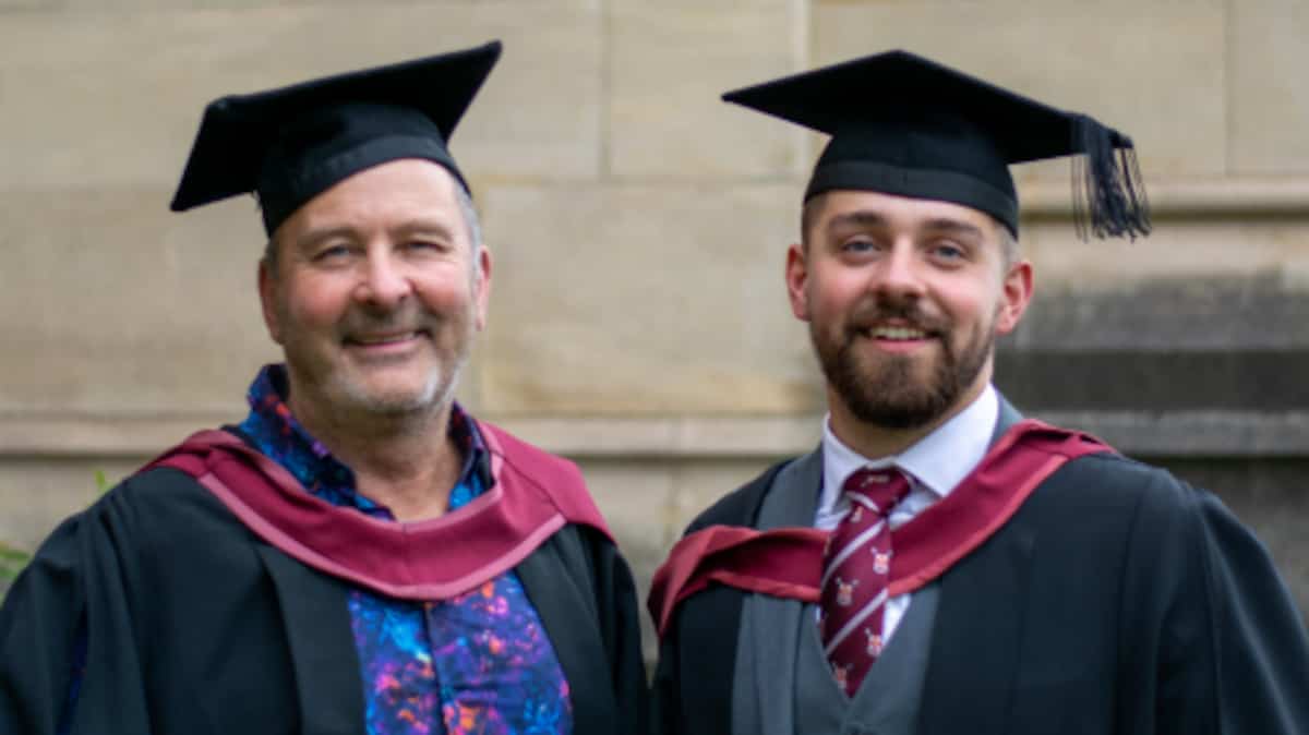 Cerimonia rifiutata per mancato pagamento di 115 dollari: padre e figlio si laureano… dopo 41 anni Cerimonia rifiutata per mancato pagamento di 115 dollari: padre e figlio si laureano… dopo 41 anni