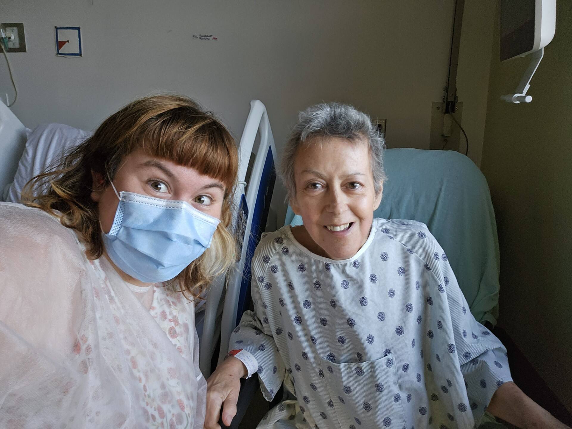 Julie Guilbault-Cournoyer a dû s’absenter très fréquemment du travail au cours des dernières années afin d’accompagner sa mère, Martine Guilbaut, qui lutte contre un cancer. Elles apparaissent ici ensemble le 5 novembre 2024, à l’Hôpital Maisonneuve‑Rosemont.