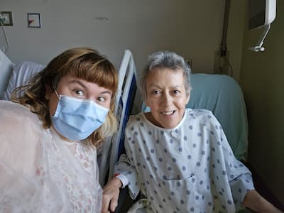 Julie Guilbault-Cournoyer a dû s’absenter très fréquemment du travail au cours des dernières années afin d’accompagner sa mère, Martine Guilbaut, qui lutte contre un cancer. Elles apparaissent ici ensemble le 5 novembre 2024, à l’Hôpital Maisonneuve‑Rosemont.