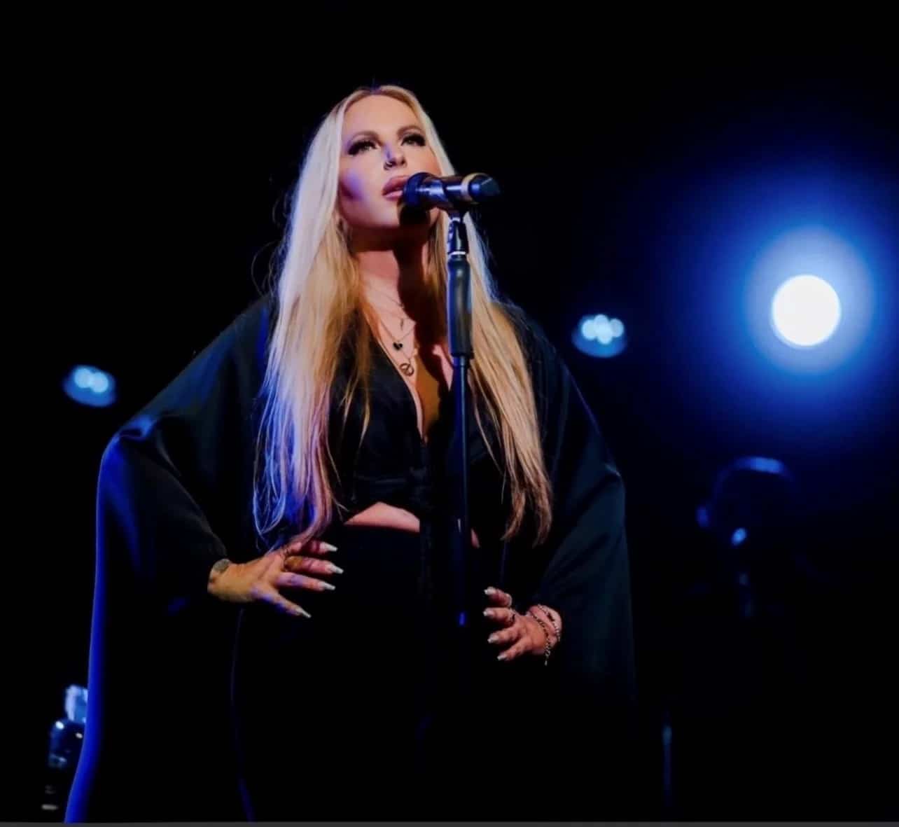 Du mariage de Céline Dion à un hommage à Barbra Streisand: le grand retour de la chanteuse québécoise Karine Hannah