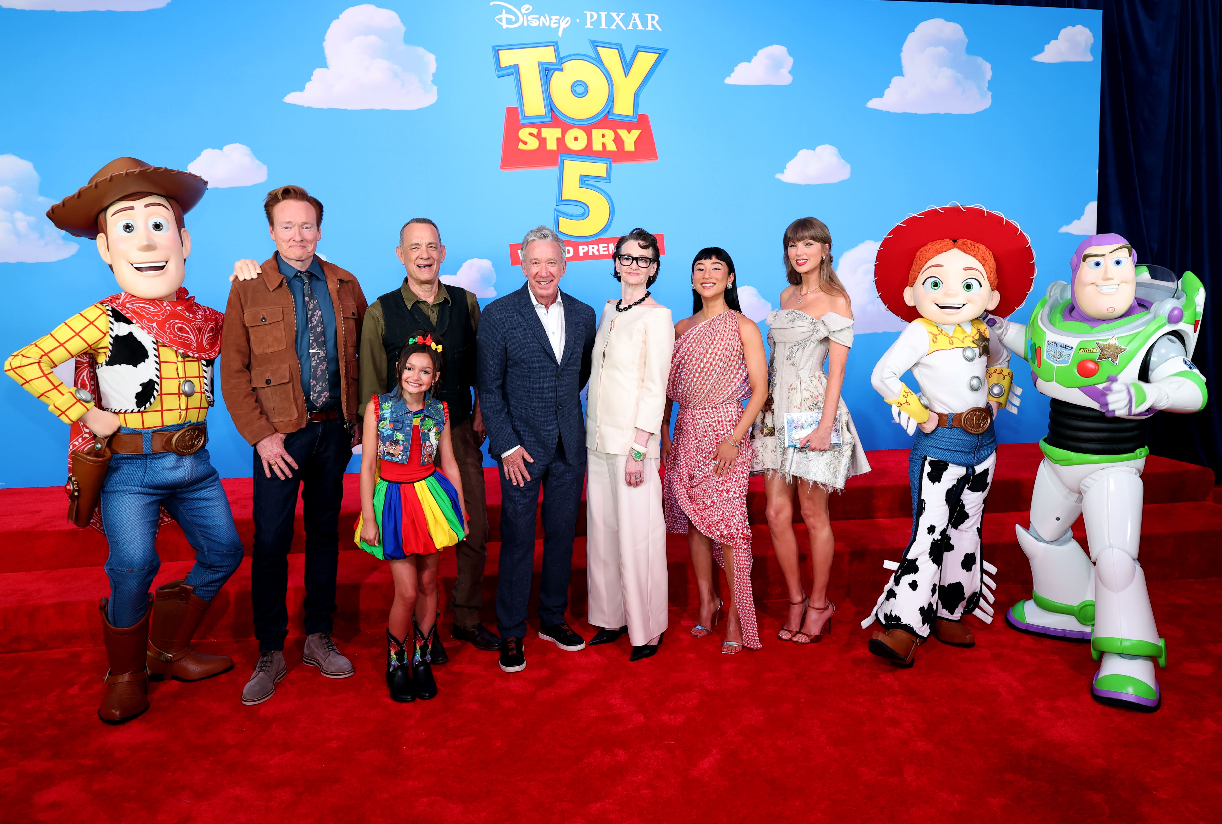 (De gauche à droite) Conan O'Brien, Scarlett Spears, Tom Hanks, Tim Allen, Joan Cusack, Greta Lee et Taylor Swift assistent à l'avant-première mondiale de Toy Story 5 à Los Angeles, au Dolby Theatre, à Los Angeles, en Californie, le 9 juin 2026.