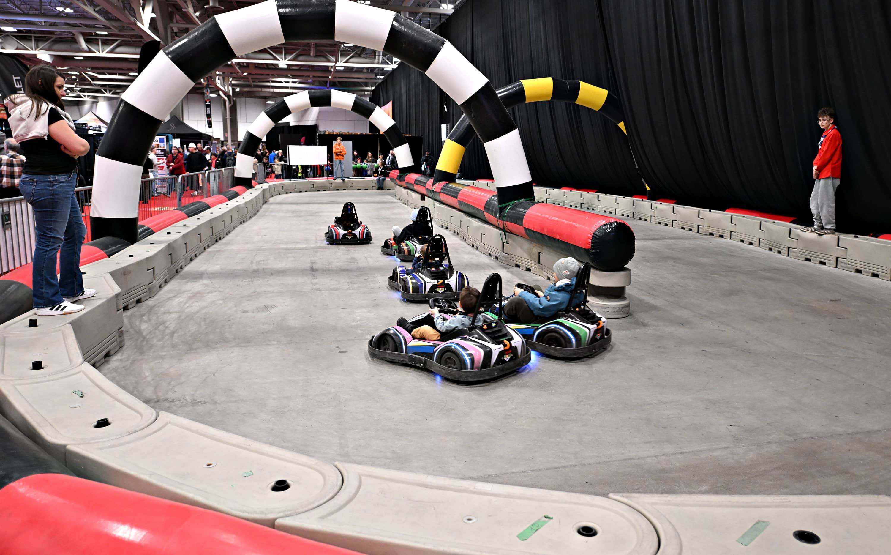 Sport automobile: pourquoi pas derrière le volant d'un kart avant huit ans?