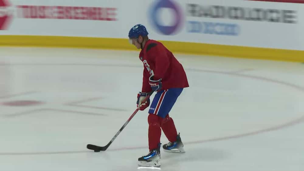En action avec ses nouveaux coéquipiers du Canadien: un premier choc culturel pour Patrik Laine