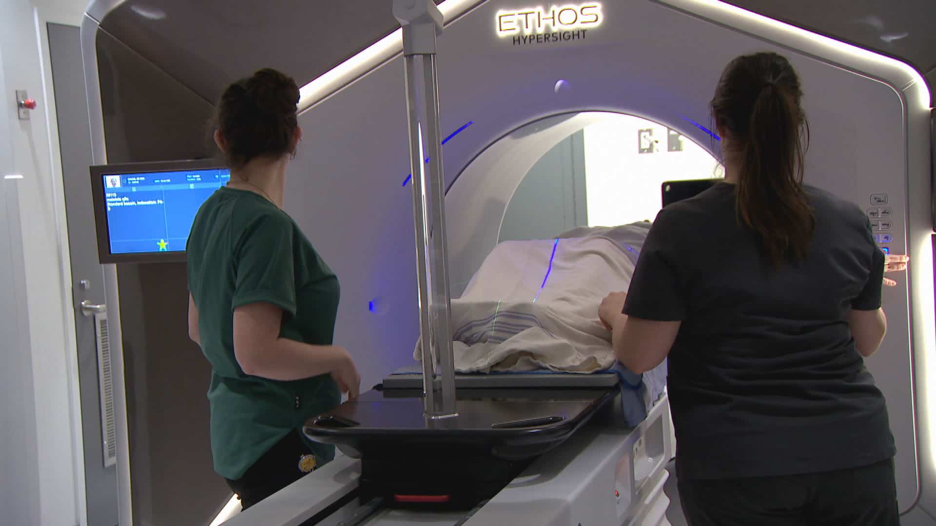 Radiothérapie au CHUM: une machine intelligente arrive à mieux traiter les patients atteints de cancer