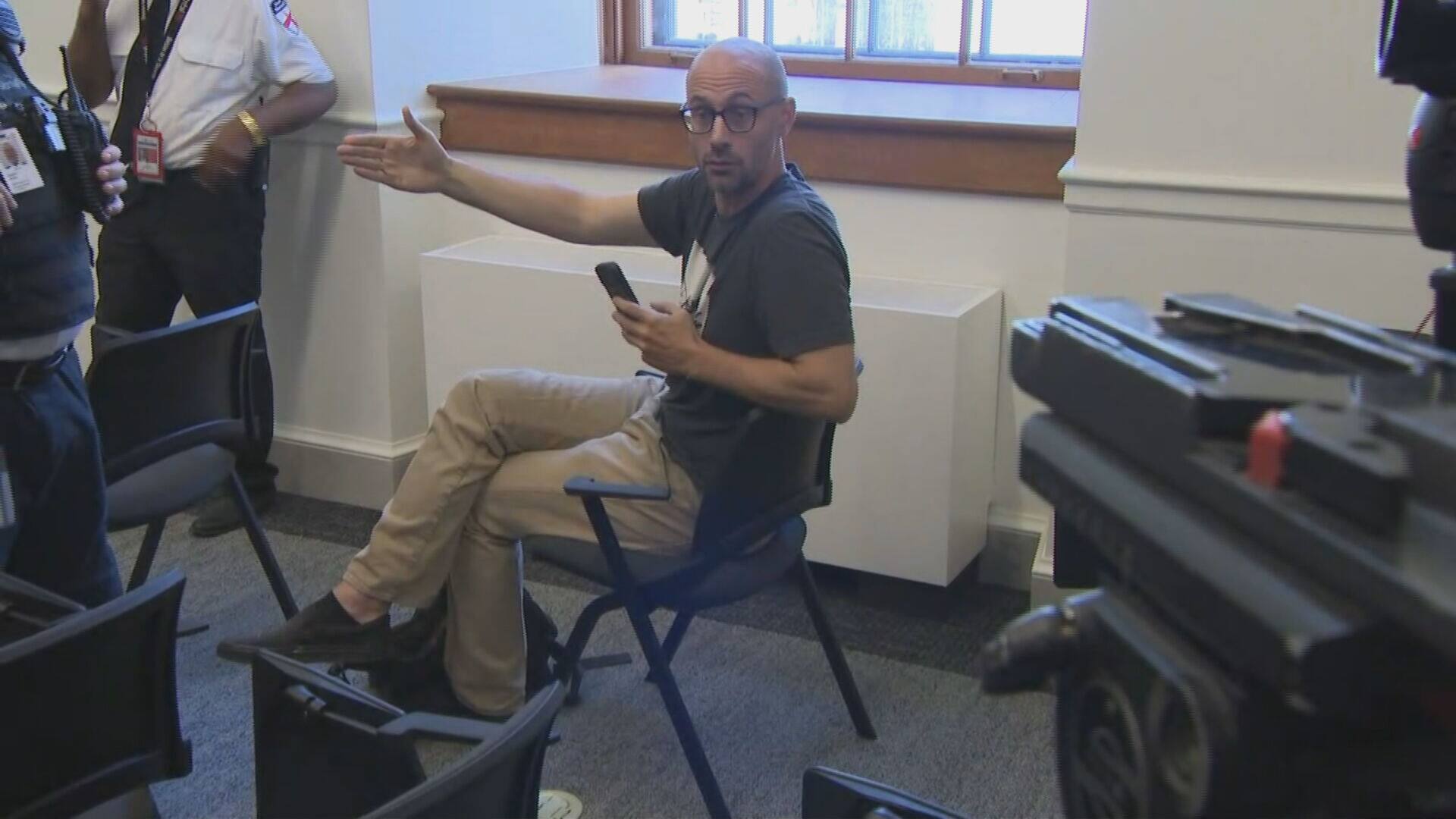 &laquo;Je suis juste entr&eacute; ici&raquo;: un manifestant retarde le point de presse de Val&eacute;rie Plante