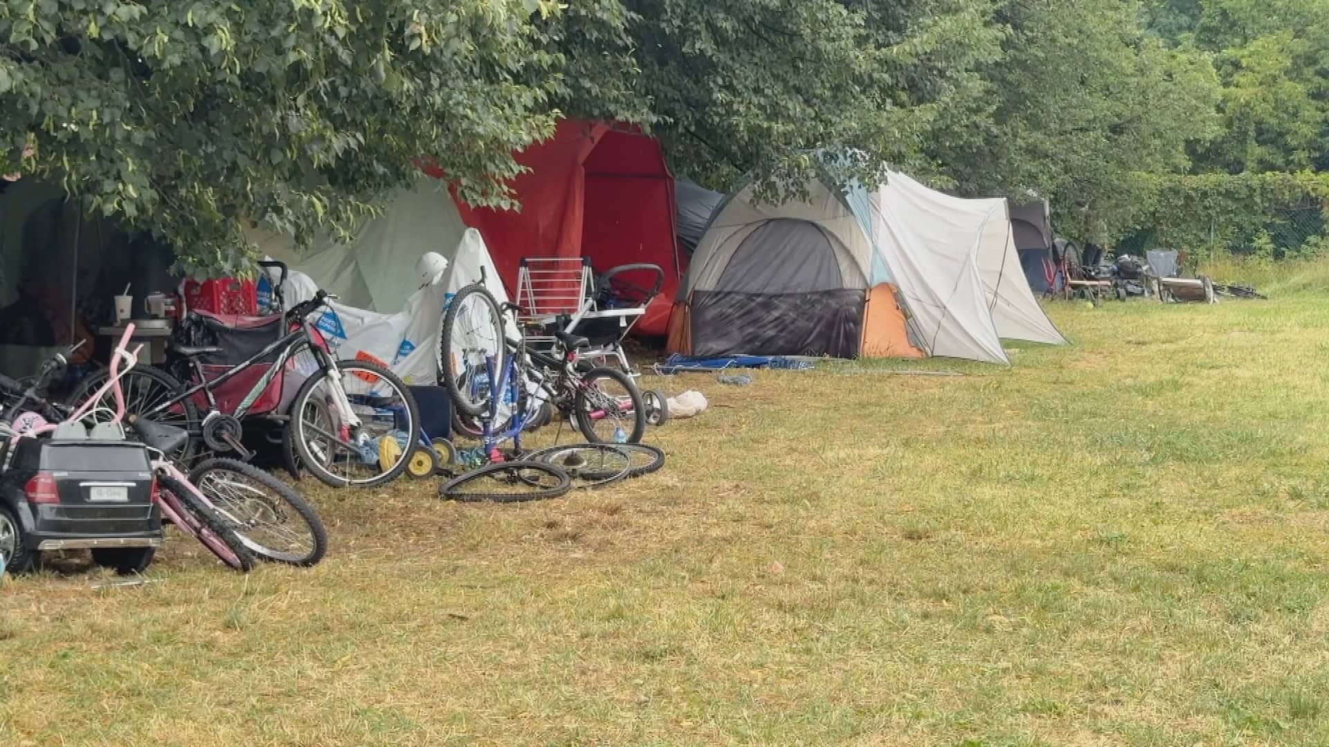 L’itinérance gagne de nouveaux secteurs à Montréal: un campement s’installe dans Cartierville près de deux CPE