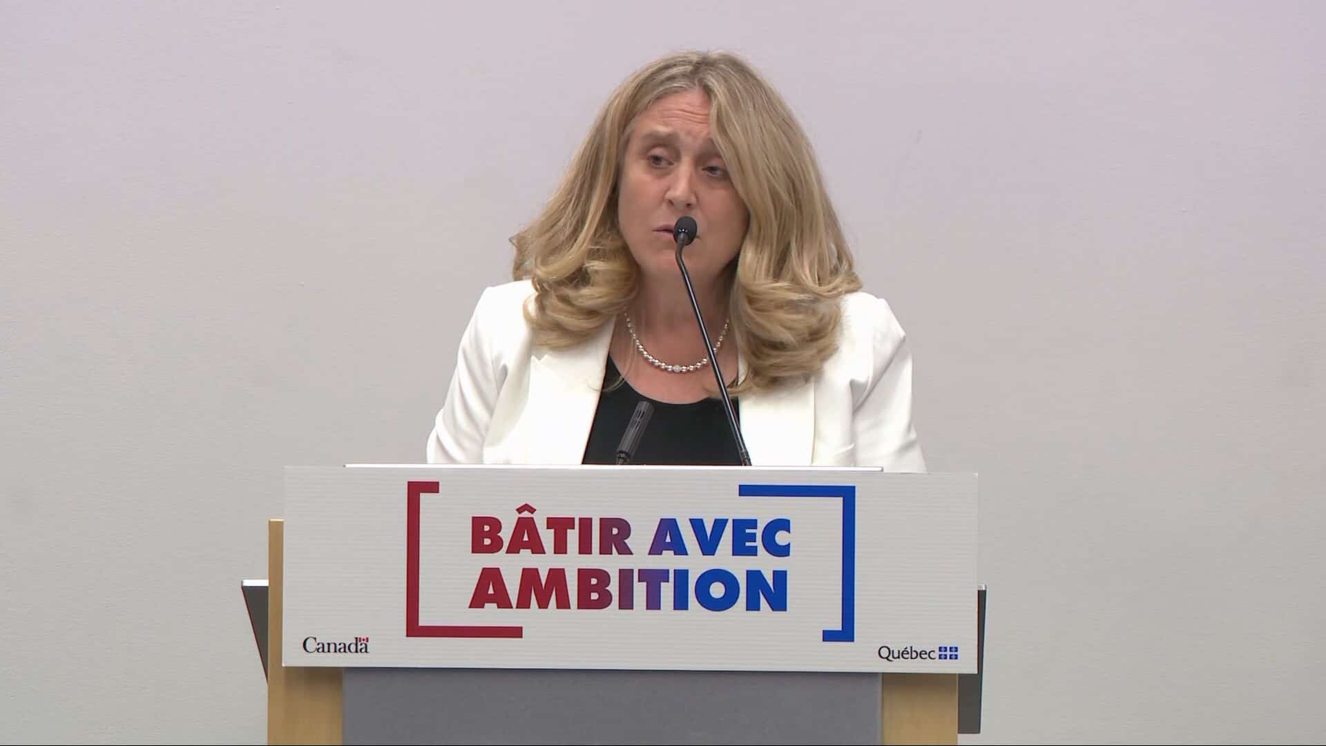 La ministre responsable de l’Habitation, Karine Boivin Roy, lors d’une conférence de presse annonçant la sélection de huit projets d’habitation pour la construction de 1650 nouveaux logements abordables à Montréal.