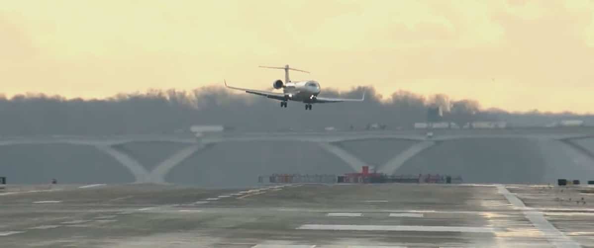 Un aereo smette di atterrare e decolla di nuovo Un aereo smette di atterrare e decolla di nuovo