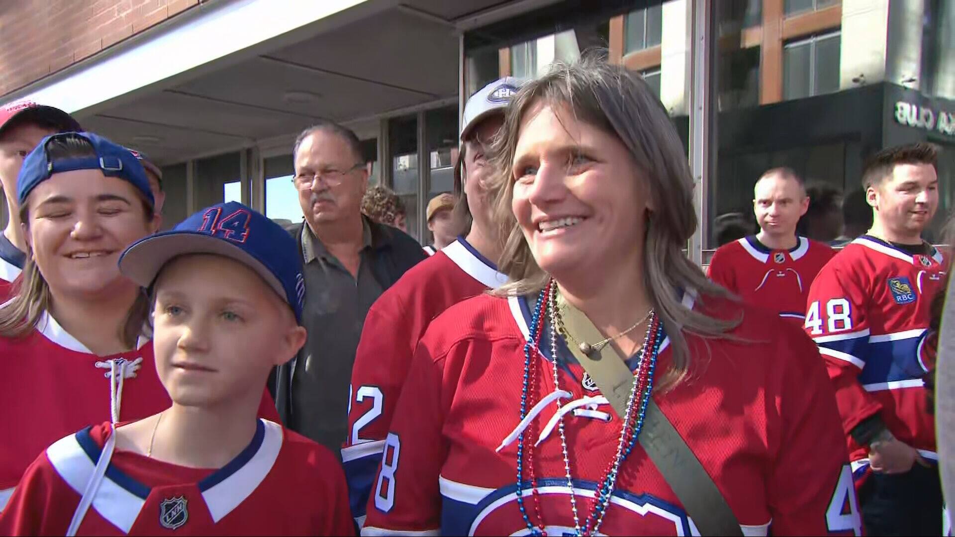 «On tremble, on est contentes»: des partisans accueillent les joueurs du Canadien à Montréal