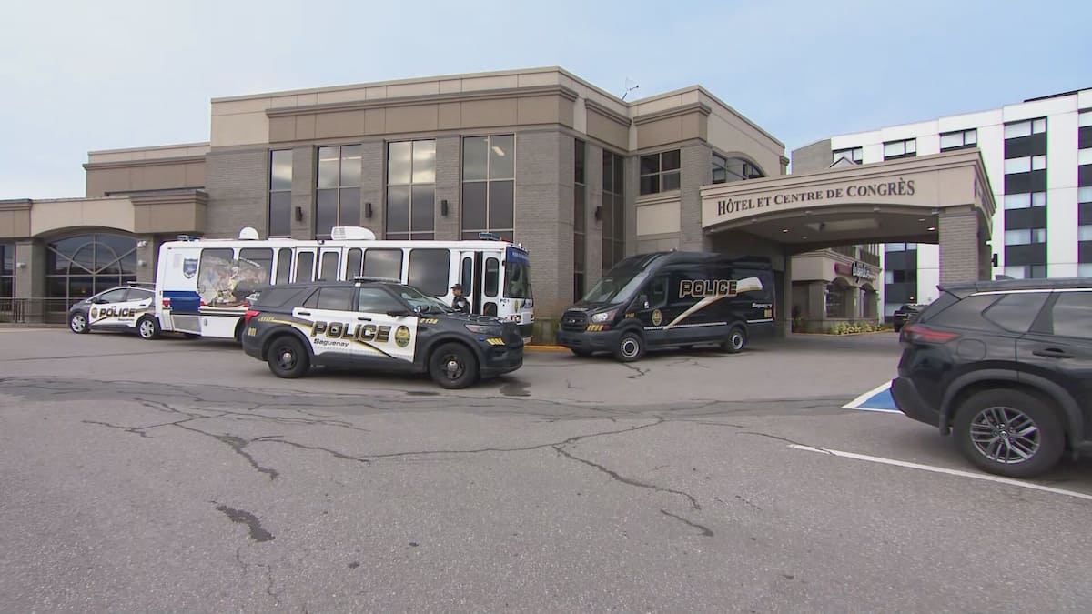 Une femme inanimée découverte dans un hôtel de Chicoutimi: un suspect accusé