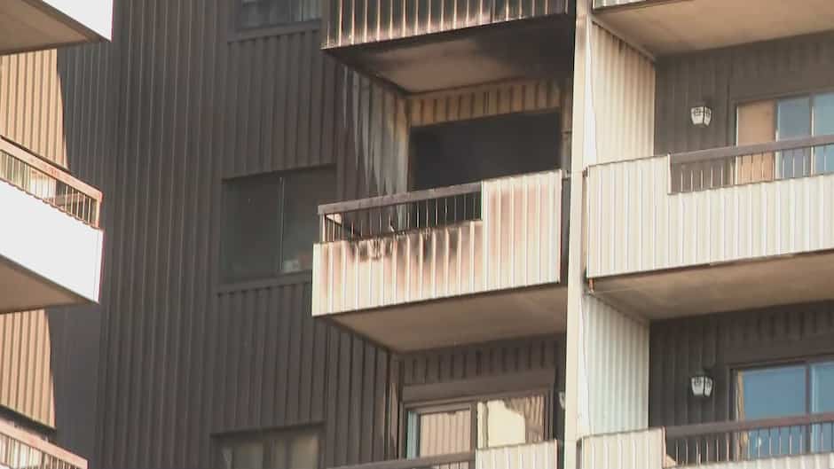 The Ravage Quebec Building EN IMAGES | Un incendie ravage un immeuble à logements à Trois-Rivières ...