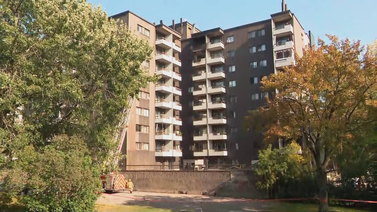 The Ravage Quebec Building EN IMAGES | Un incendie ravage un immeuble à logements à Trois-Rivières ...