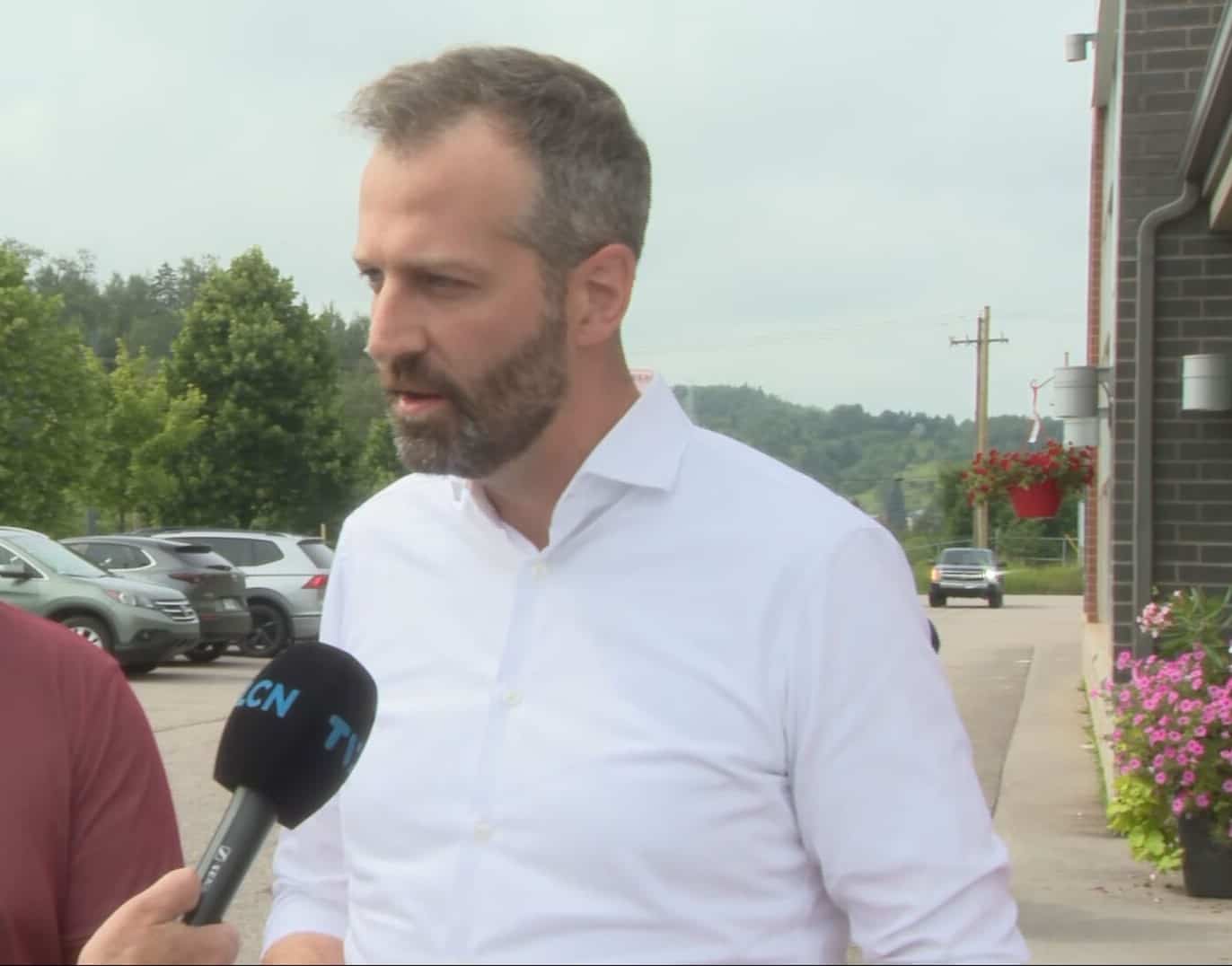 Le ministre Lightbound défend la décision de mettre fin aux redevances des grands diffuseurs