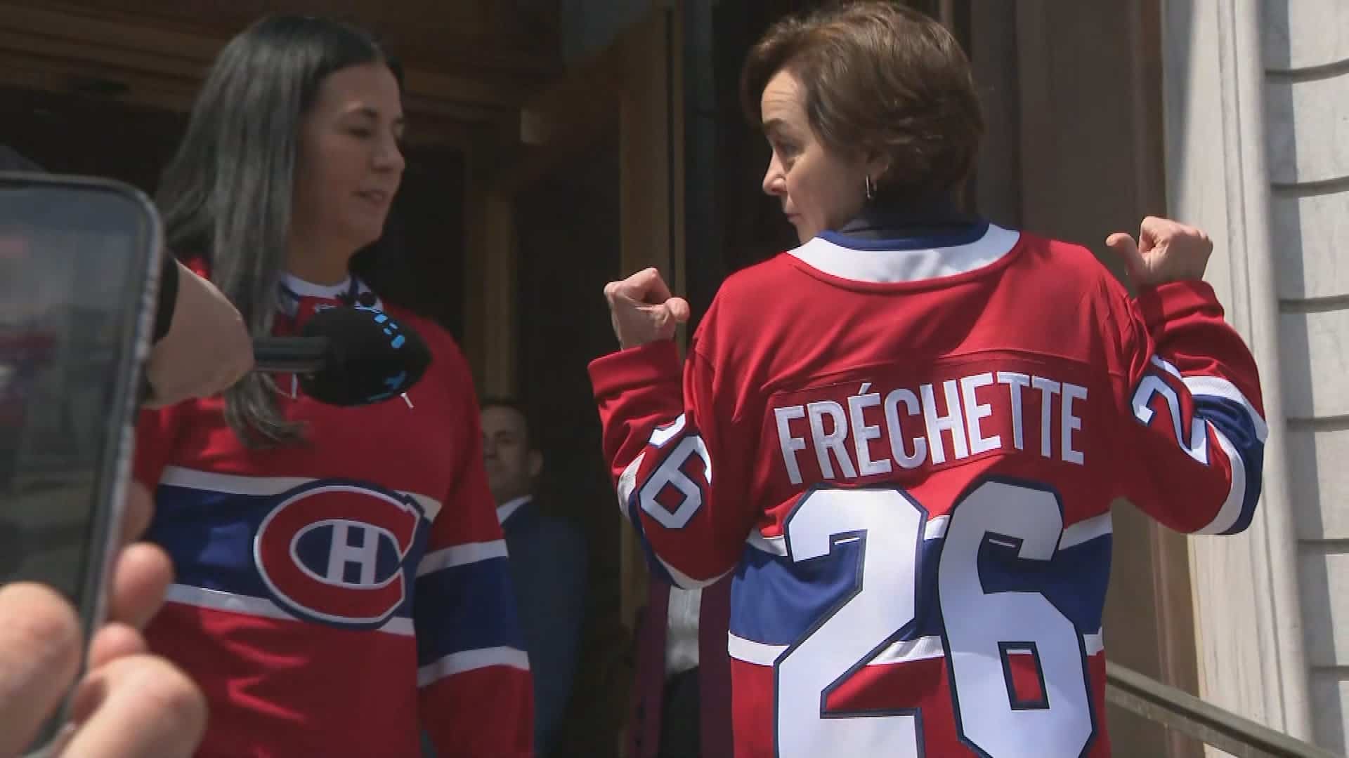 Politiciens, ne portez pas malchance à nos équipes!