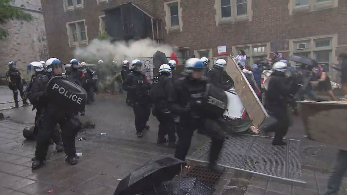 EN IMAGES | Tensions à McGill: des étudiants poivrés après s’être barricadés dans un pavillon administratif