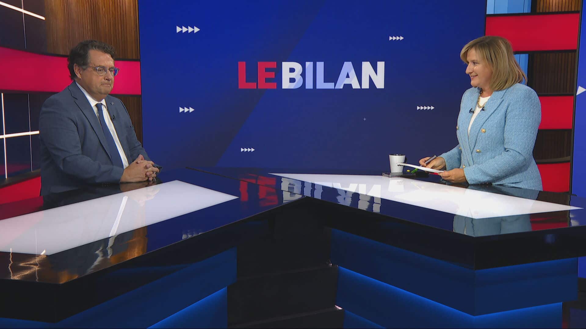 Le ministre de l’Économie, de l’Innovation et de l’Énergie, Bernard Drainville, et l'animatrice Emmanuelle Latraverse à l’émission Le Bilan, le 13 août 2026.