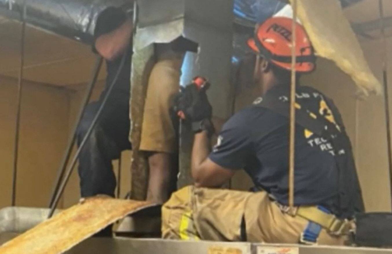 &Agrave; VOIR | Un voleur pas tr&egrave;s fut&eacute; reste coinc&eacute; dans la chemin&eacute;e d'une pizzeria