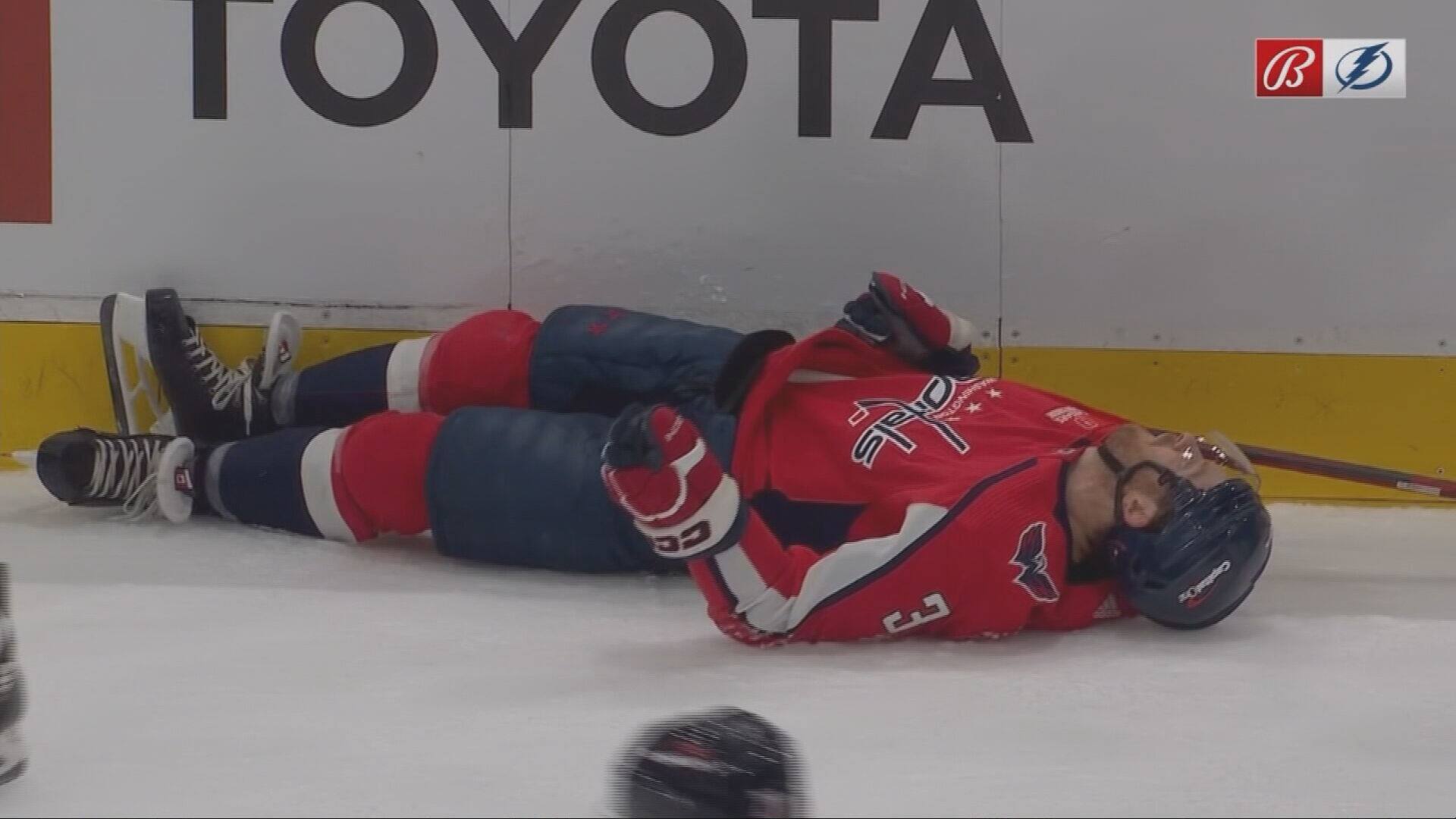 Un défenseur des Capitals se fait assommer | TVA Sports