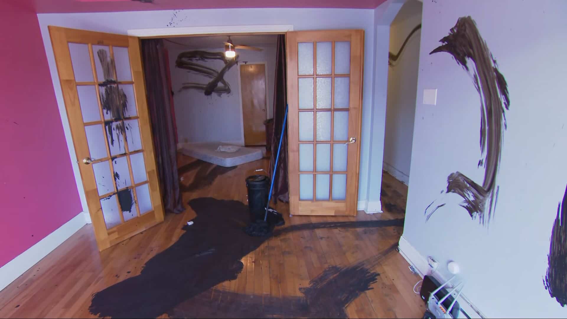 EN IMAGES | Un locataire saccage un logement avec du revêtement d'asphalte