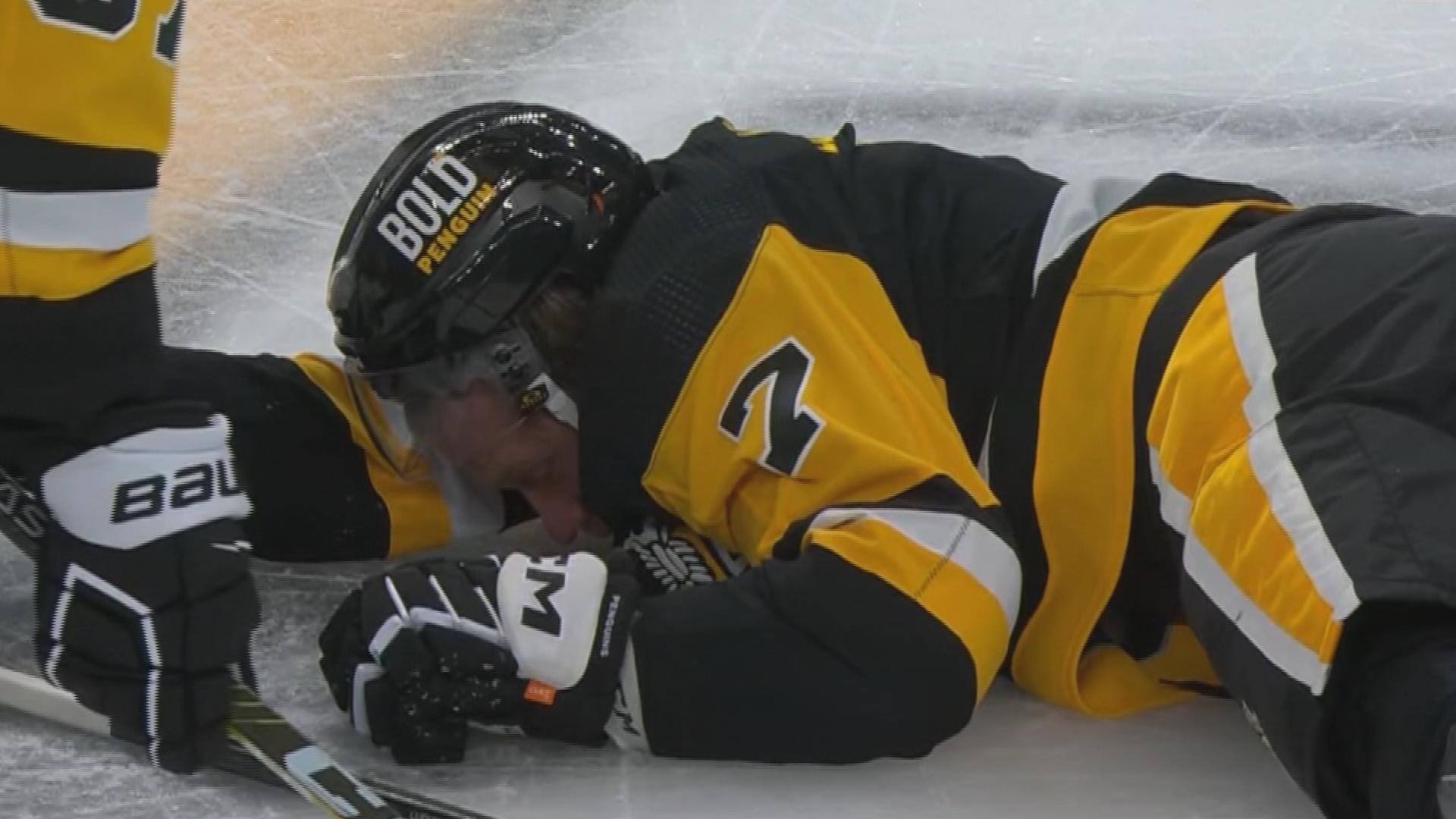 WATCH A player knocks himself out. with a check GiftIntime.ca