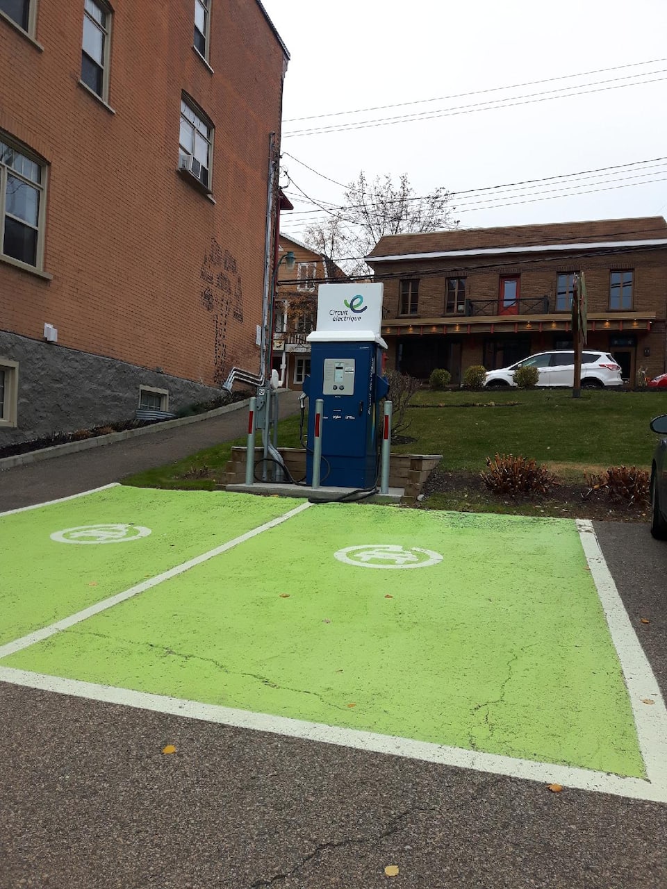 Les bornes de recharge rapide d'HydroQuébec mal adaptées aux personnes à mobilité réduite TVA Les bornes de recharge rapide d'HydroQuébec mal adaptées aux personnes à mobilité réduite TVA