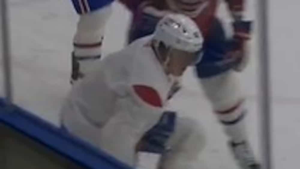 Petit accrochage entre Laine et Slafkovsky