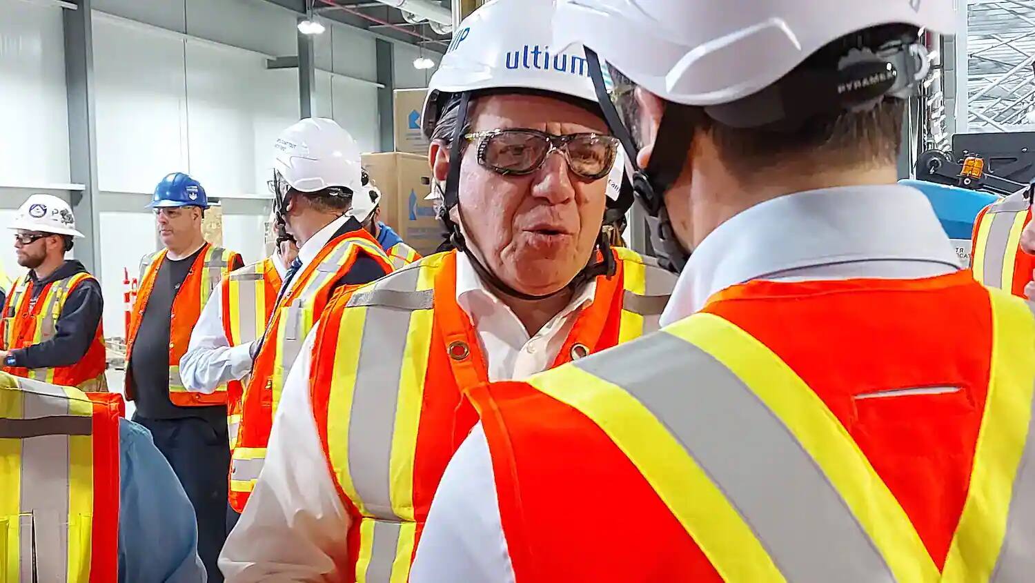El Primer Ministro François Legault visitó la fábrica Ultium Cam en construcción hace dos años.