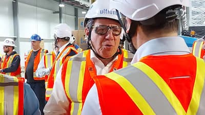 El Primer Ministro François Legault visitó la fábrica Ultium Cam en construcción hace dos años.