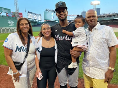 O quebequense Otto Lopez, dos Marlins de Miami, é comido pela família, assim como sua mãe Arelis, sua noiva Marle, sua filha Amelia Luz e seu pai Otto, após a partida disputada no mesmo dia 16 de agosto de 2025 em Boston contra o Red Sox.