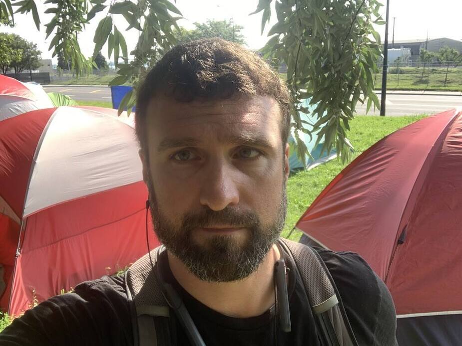 Notre chroniqueur Louis-Philippe Messier est allé passer une nuit dans le «Camping Notre-Dame», petit regroupement de tentes installé par des personnes itinérantes sur un terrain en bordure de la rue Notre-Dame, dans Hochelaga, à Montréal.