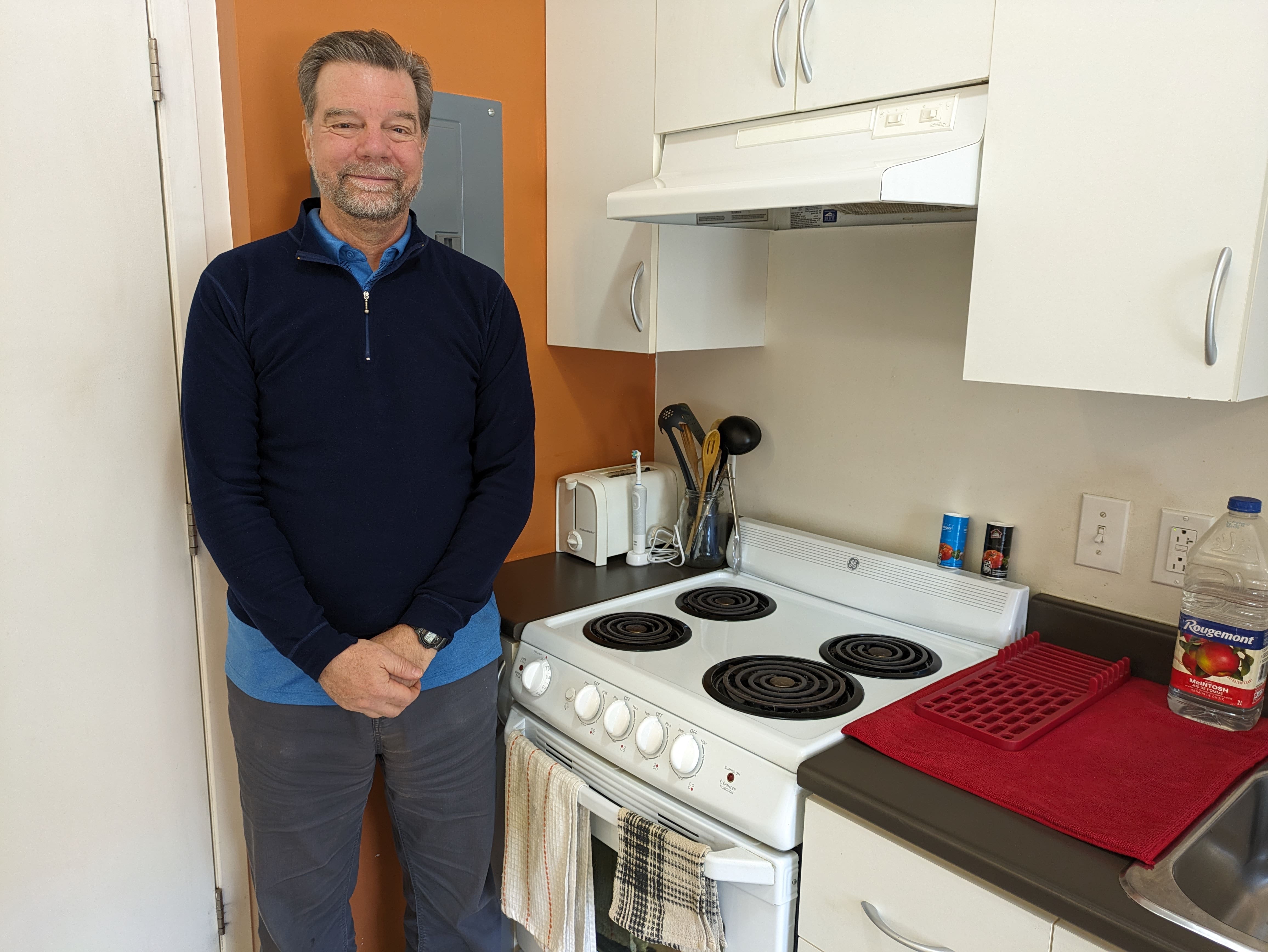 Sans t&eacute;l&eacute;phone intelligent, il paie 52$ par mois pour une ligne t&eacute;l&eacute;phonique fixe et une connexion internet