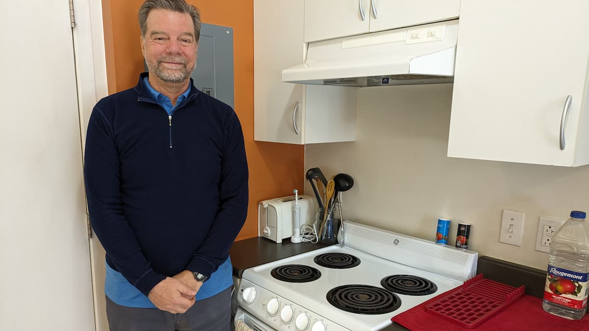 Sans téléphone intelligent, il paie 52$ par mois pour une ligne téléphonique fixe et une connexion internet