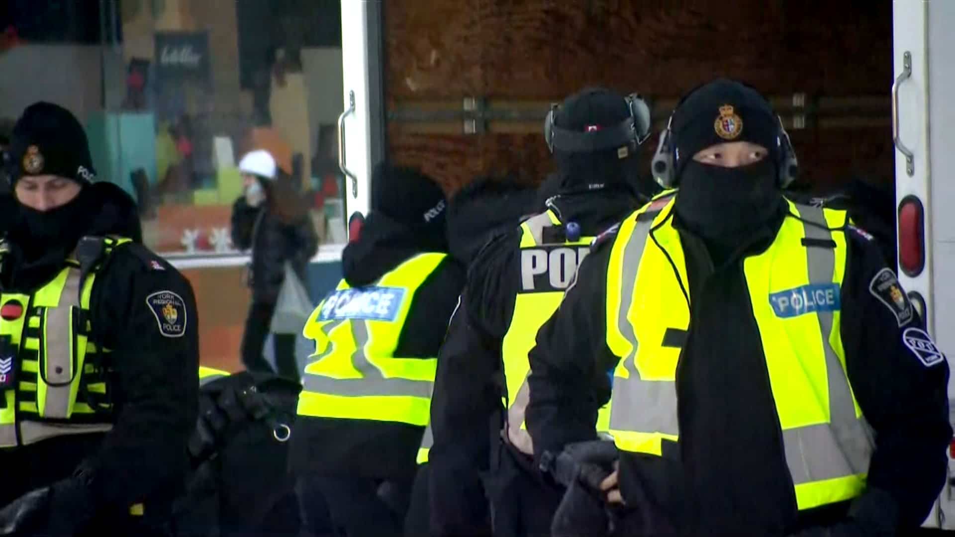 D&eacute;but de l&rsquo;op&eacute;ration polici&egrave;re pour d&eacute;loger les manifestants