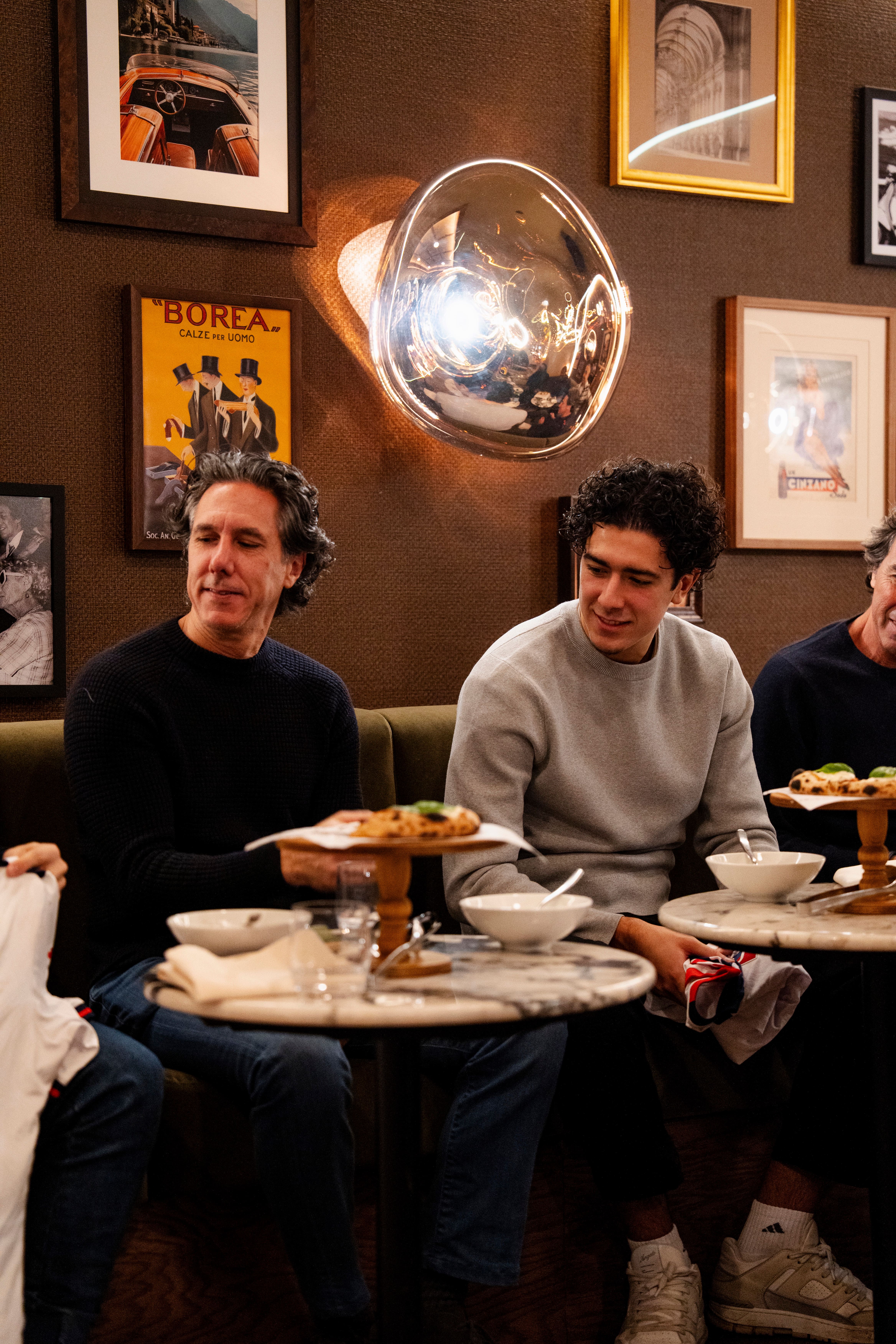 Mauro Biello e il suo figlio, giocatore dell'FC Supra Alessandro Biello, durante la consegna della maglia all'esterno