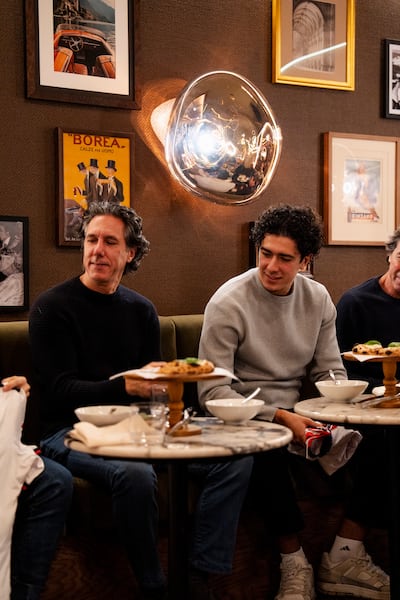 Mauro Biello e il suo figlio, giocatore dell'FC Supra Alessandro Biello, durante la consegna della maglia all'esterno