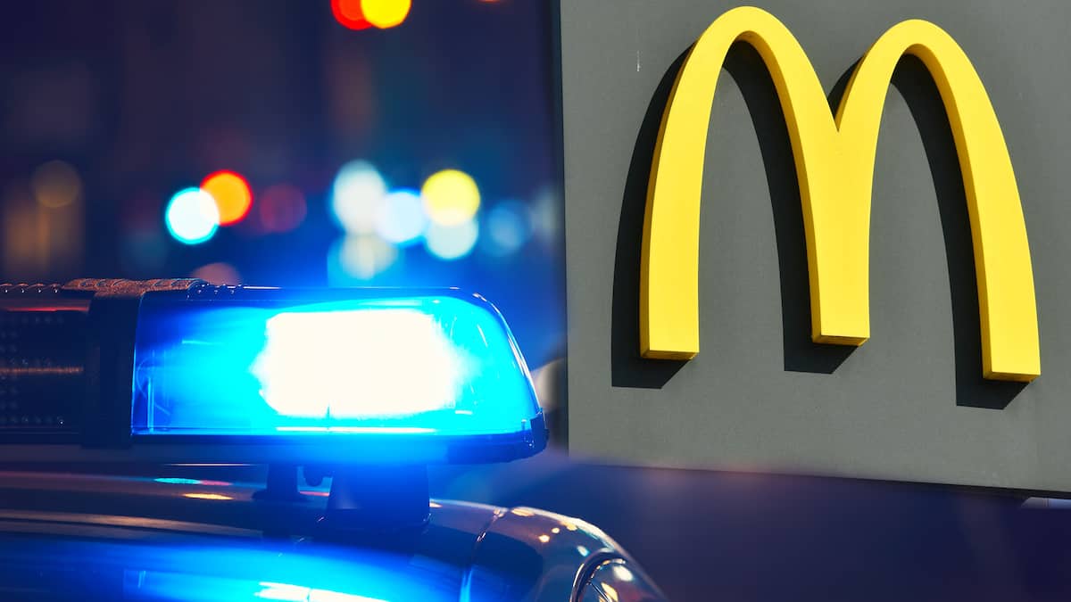 Intoxiqué et endormi, il est réveillé par des policiers affamés au service au volant