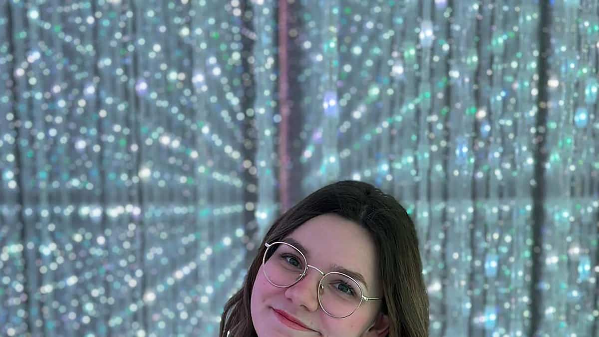 L'écrivaine française Morgane Moncomble propose une dark romance à ses lectrices dans le premier tome de la série Seasons, Un automne pour te pardonner.