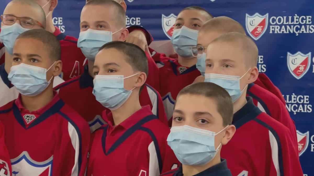 Une équipe de hockey se rase les cheveux pour son gardien atteint du cancer