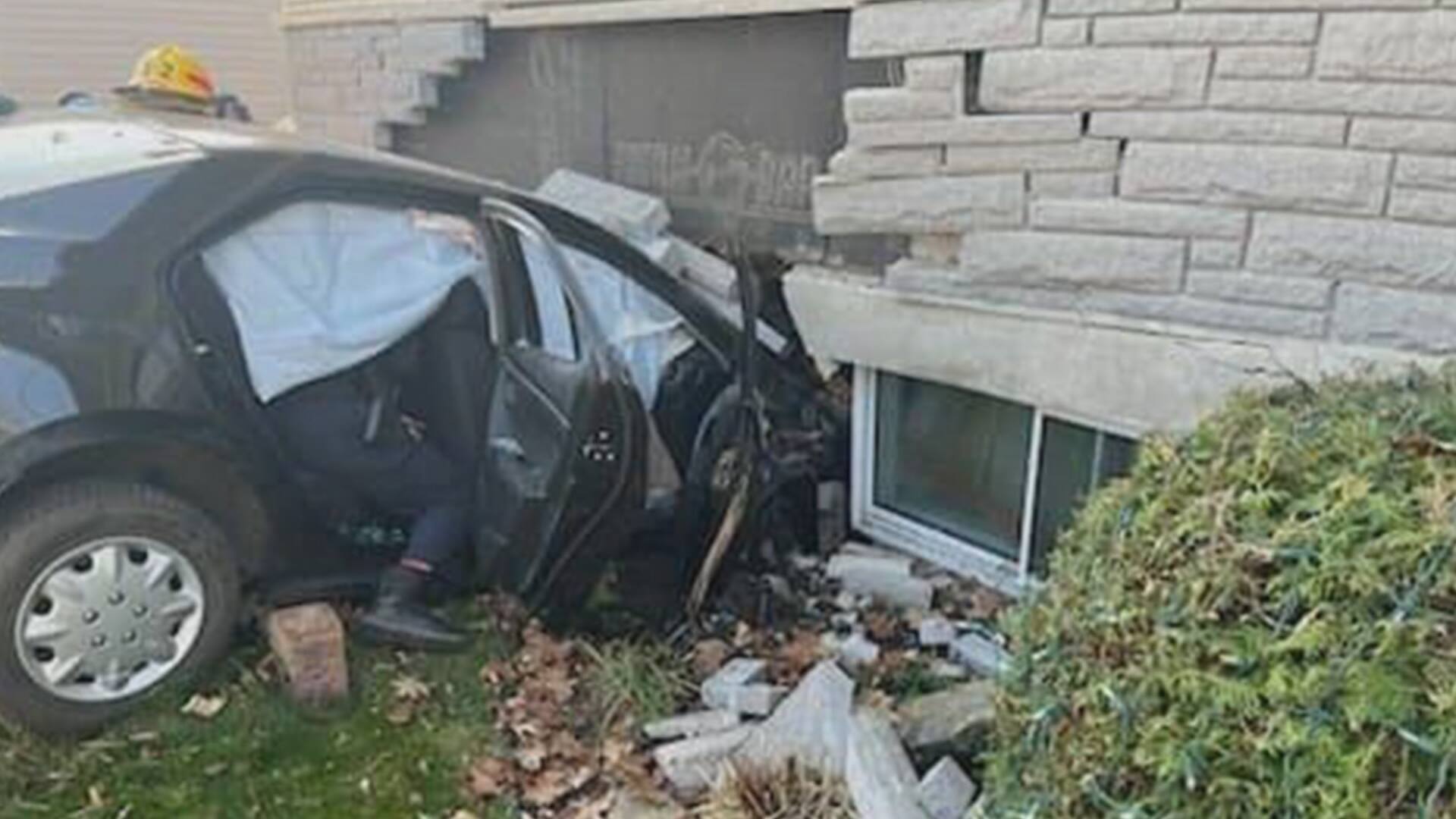 Une voiture fonce dans le mur d’une maison TVA Nouvelles