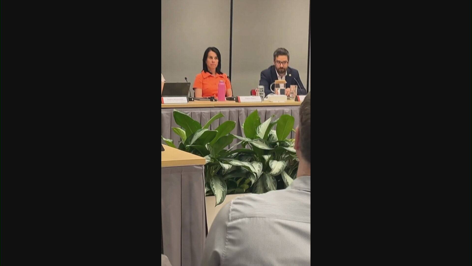 &laquo;Isra&euml;l bombarde, Val&eacute;rie fournit les armes!&raquo;: la mairesse de Montr&eacute;al &eacute;vacu&eacute;e lors d&rsquo;un conseil d&rsquo;arrondissement