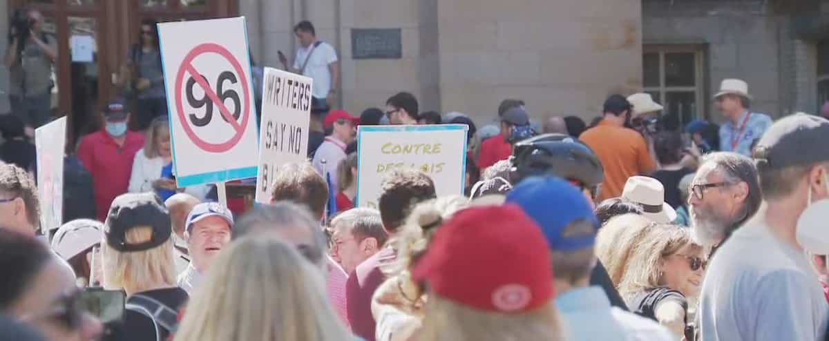 Des centaines de manifestants protestent contre la loi 96 à Montréal