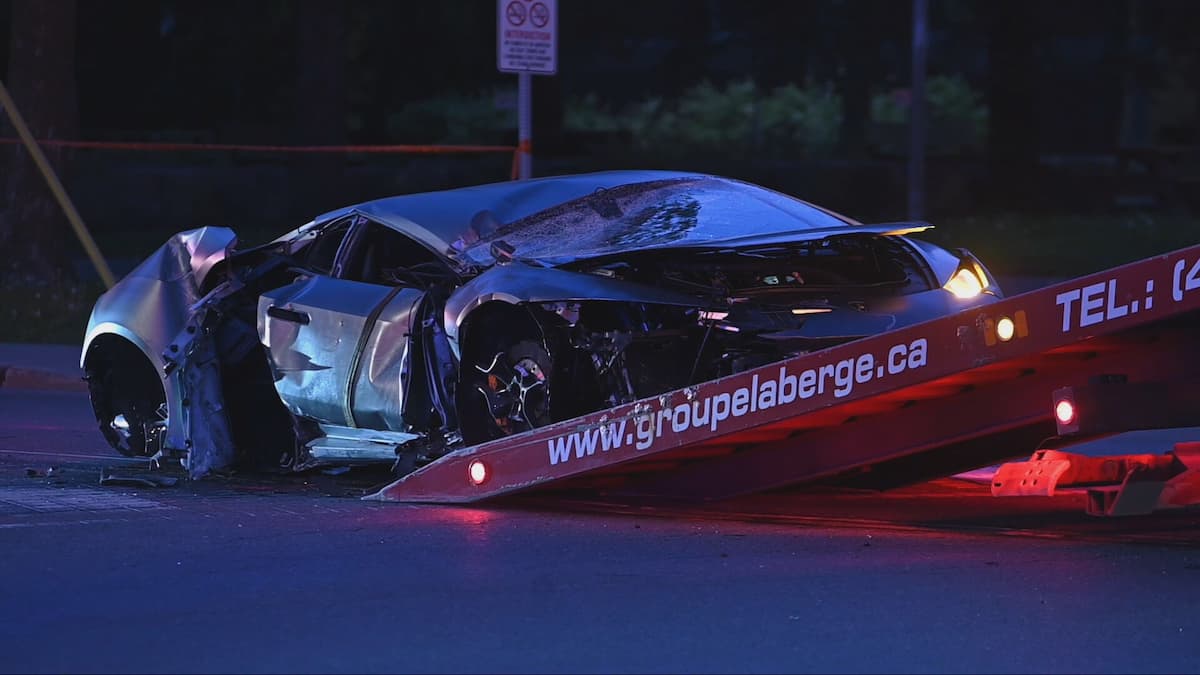 EN IMAGES | Une Lamborghini lourdement endommagée après une poursuite policière; le conducteur de 22 ans arrêté pour conduite dangereuse