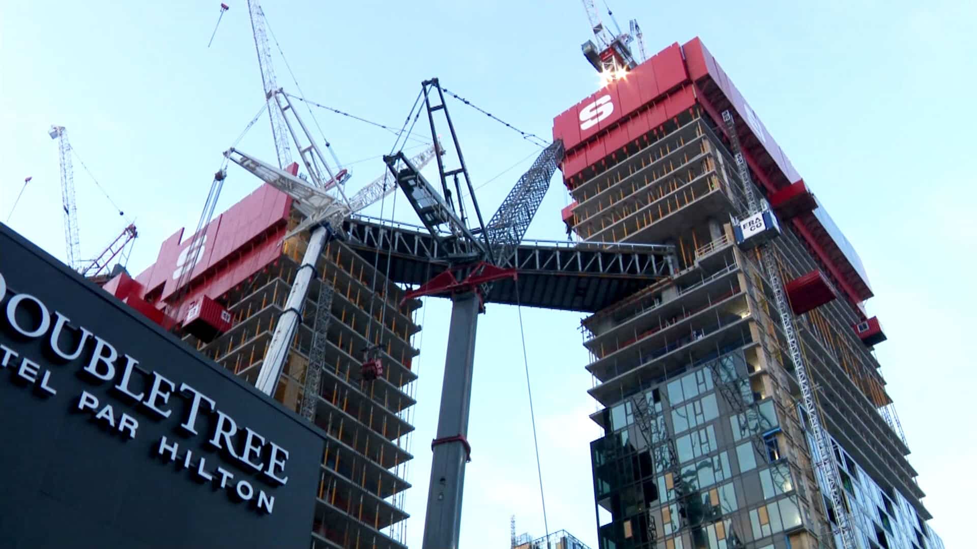 EN IMAGES | La plus haute passerelle r&eacute;sidentielle en Am&eacute;rique du Nord install&eacute;e &agrave; Montr&eacute;al