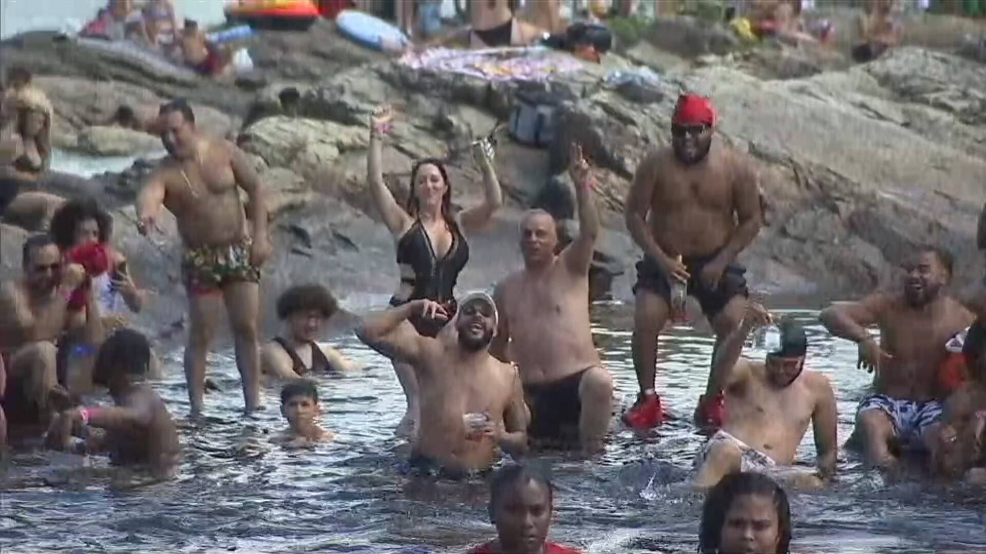 Foule De Touristes Manque De Civisme Et Feux D Artifice A Rawdon Jdm