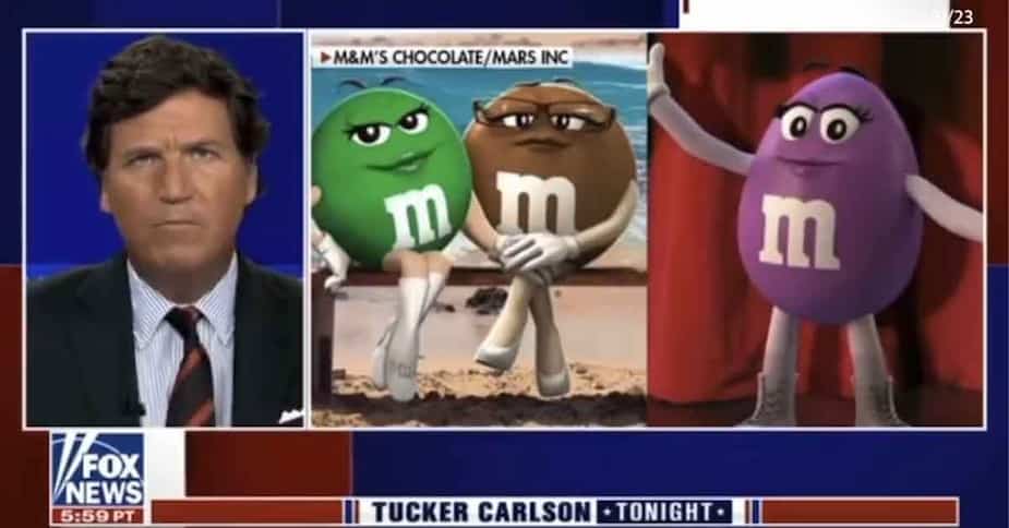 Tucker Carlson et des M&M's.