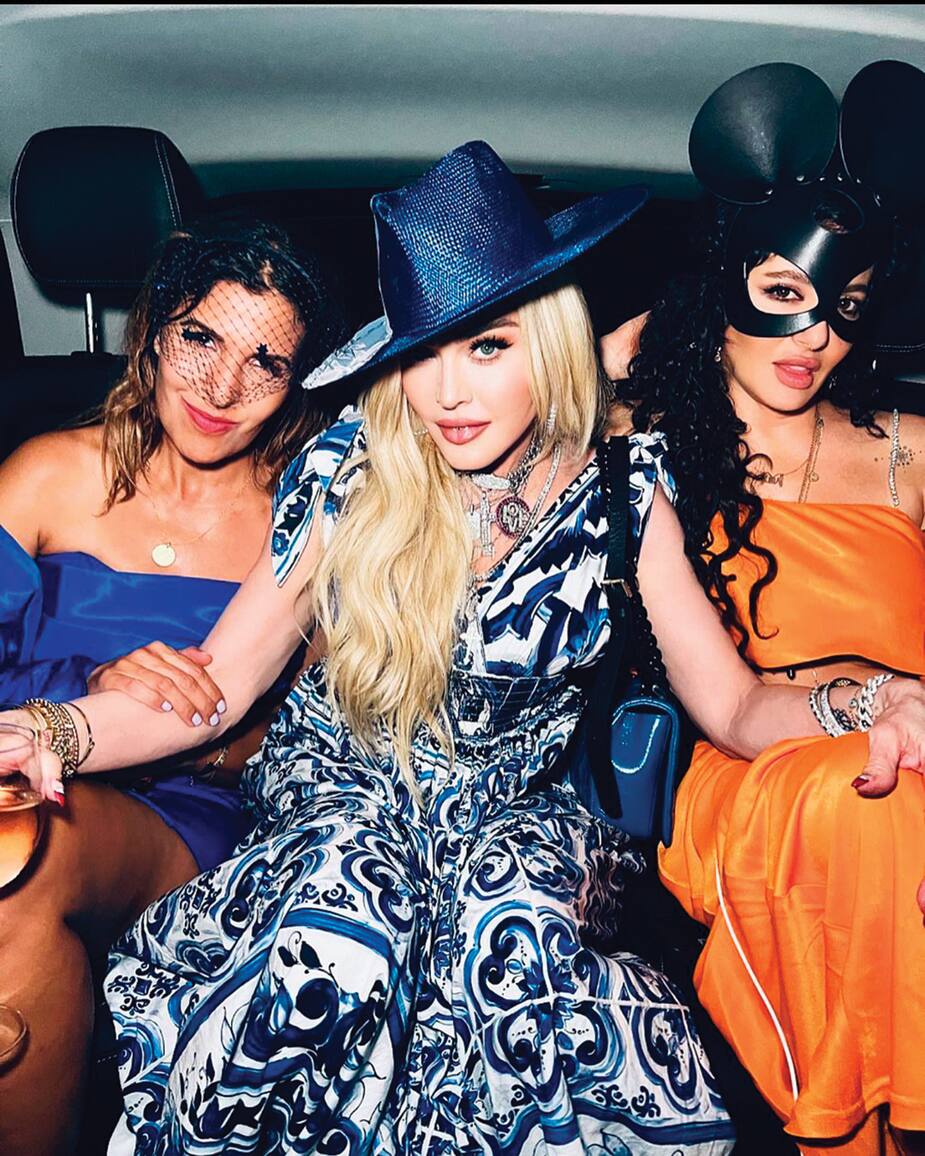 Image principale de l'article Madonna embrasse deux femmes