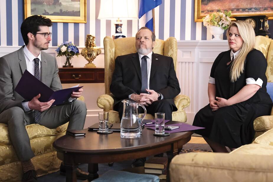 Arsenault, le président Hamelin et Karine (Simon Beaulé-Bulman, Guy Nadon et Geneviève Schmidt) arriveront-ils à se sortir de cette délicate situation?