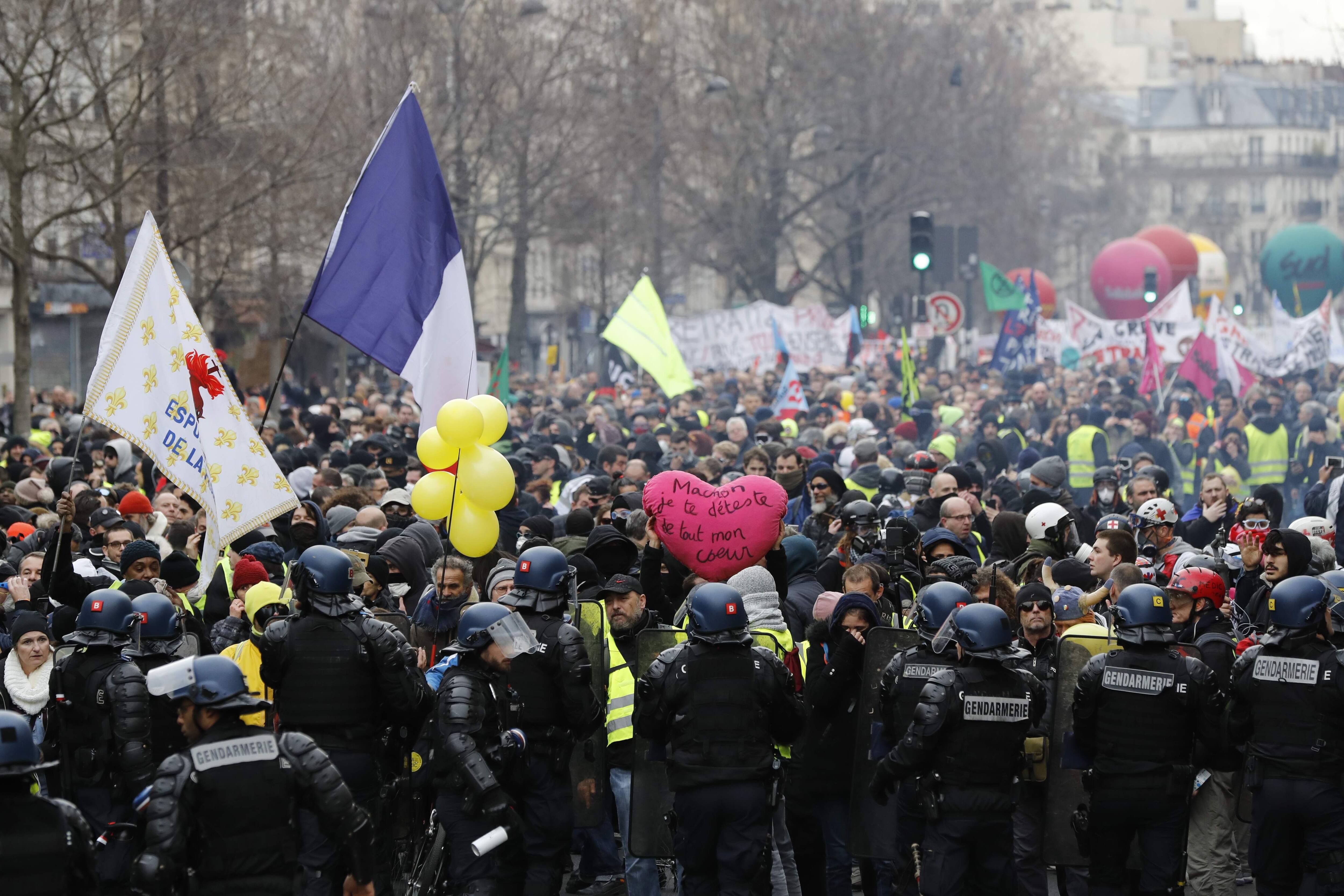 Manifestation contre la réforme des retraites à Paris | TVA Nouvelles