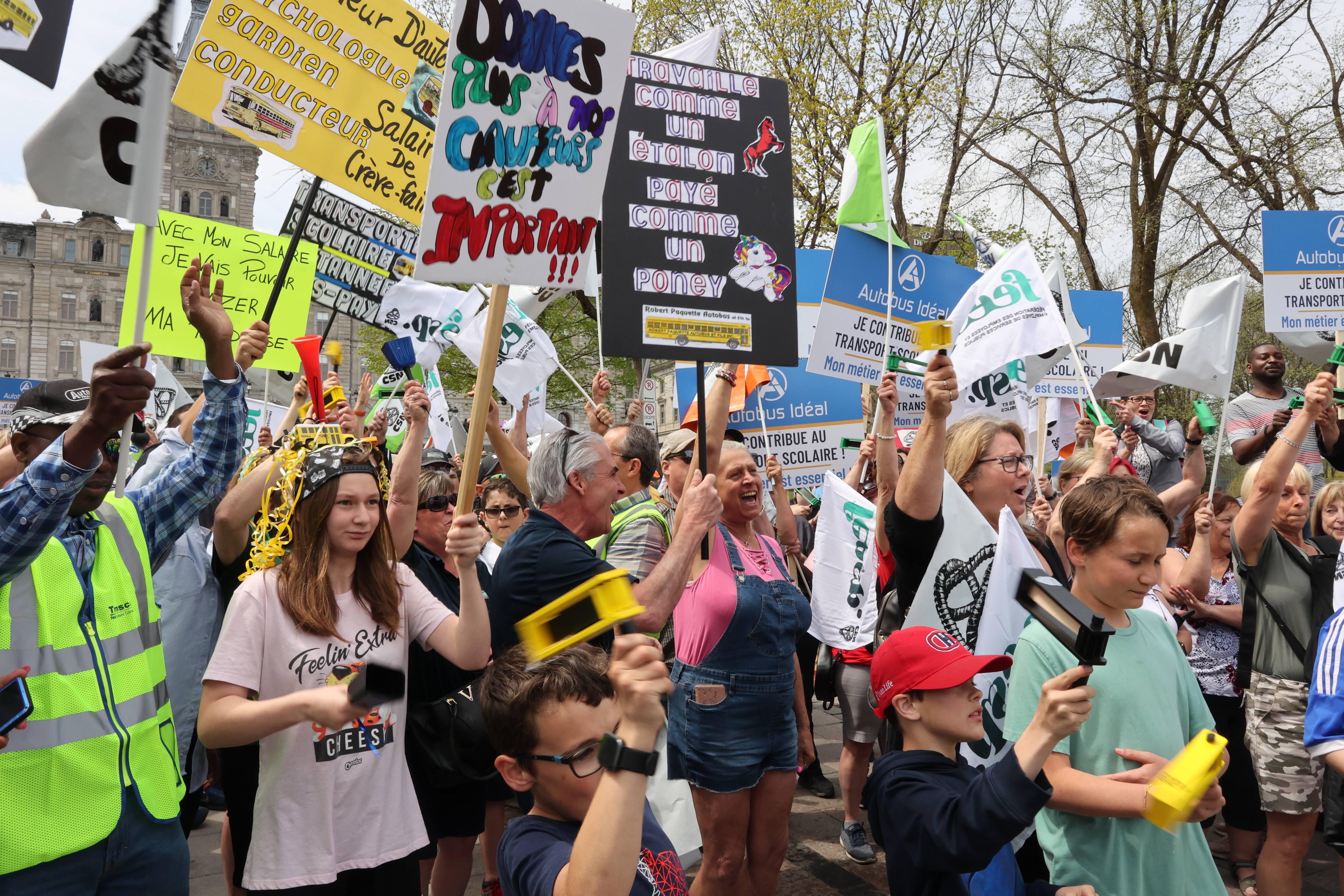 Importante manifestation des conducteurs de bus scolaire &agrave; Qu&eacute;bec